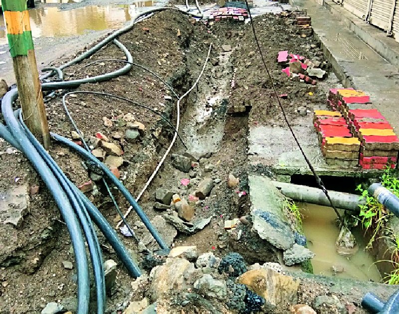 Cable under water; On the mud road | केबल पाण्याखाली; चिखल रस्त्यावर