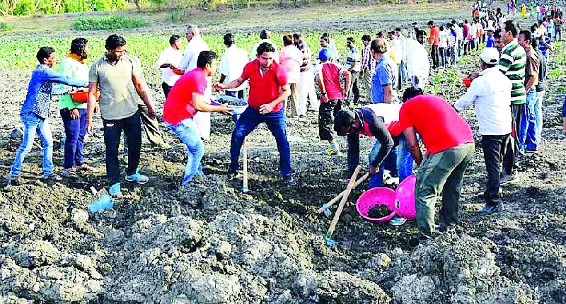 Thousands of hands have come to remove the mud of Vadali | वडाळीचा गाळ काढण्यासाठी सरसावले हजारो हाथ