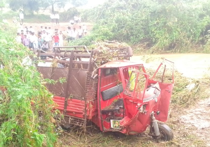 Damage to cargo rickshaws by rain | पावसाने मालवाहू रिक्षाचे नुकसान