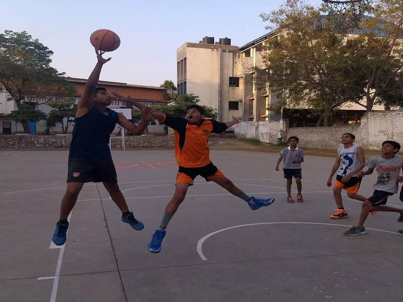  48 teams have participated in the three-a-three basketball tournament | थ्री आॅन थ्री बास्केटबॉल स्पर्धेत ४८ संघांचा सहभाग