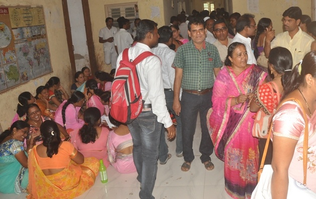 Teacher's Attendance in Beed Zilla Parishad for Hearing | सुनावणीसाठी बीड जिल्हा परिषदेत शिक्षकांची जत्रा
