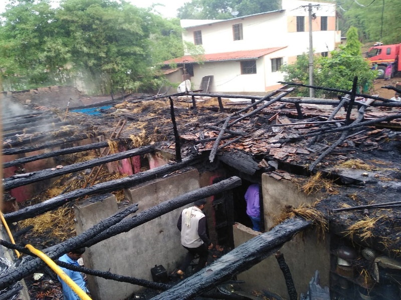 Loss of 60 lakhs due to fire at aapti in the Bhor taluka | भोर तालुक्यातील आपटीत आग, ६० लाखांचे नुकसान..