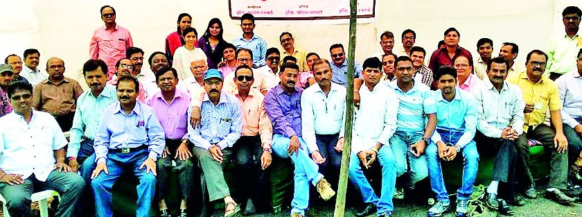 Zilla Parishad engineer on collective leave | जिल्हा परिषदेतील अभियंता सामूहिक रजेवर