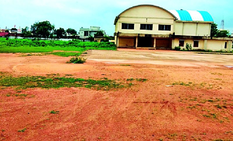 Talairamkam, a sports complex in Sakoli, became the premier | साकोली येथील क्रीडा संकुल परिसर बनला तळीरामांचा अड्डा