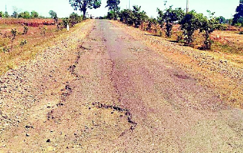 The patched road collapsed | पॅचेस झालेला रस्ता उखडला
