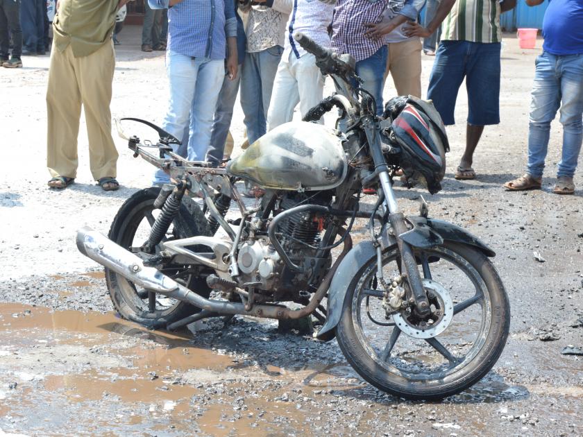 Suddenly a bicycle was struck on the petrol pump in Ratnagiri, leaving the bike unexpectedly avoided | रत्नागिरीच्या पेट्रोल पंपावर अचानक दुचाकी पेटली, तत्काळ दुचाकी बाहेर नेल्याने अनर्थ टळला