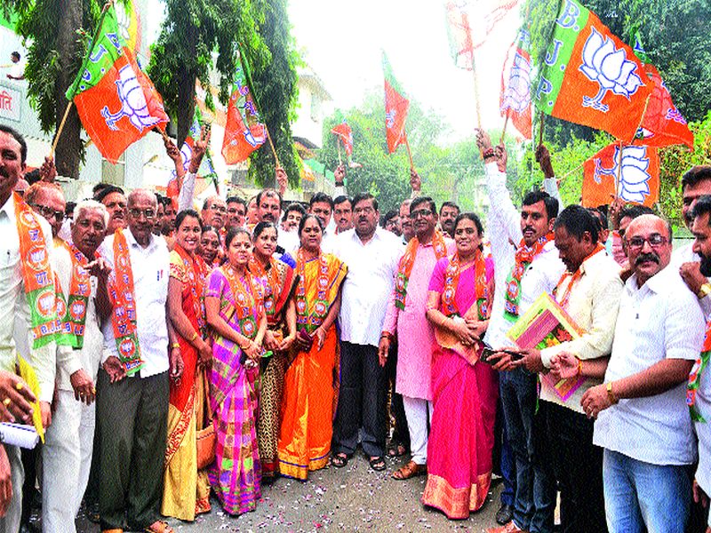 City BJP's election results: Break the crackers and celebrate carnival celebrations | शहर भाजपाच्या वतीने जल्लोषनिवडणुकांचे निकाल : फटाके फोडून आनंदोत्सव साजरा
