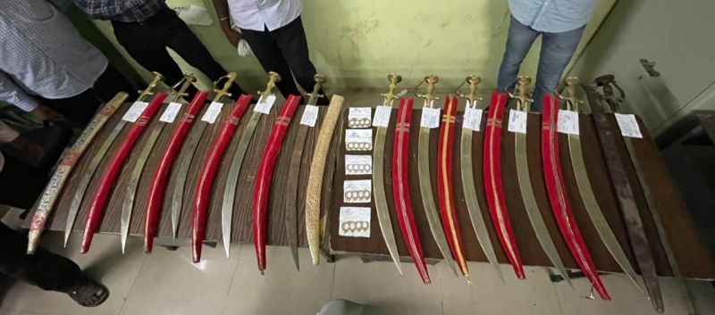 11 swords seized in Nandura | नांदुरा शहरात ११ तलवारी जप्त