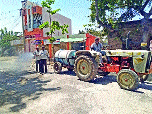 Gram Panchayat spraying pesticide in village | ग्रामपंचायतीकडून गावात कीटकनाशक औषध फवारणी