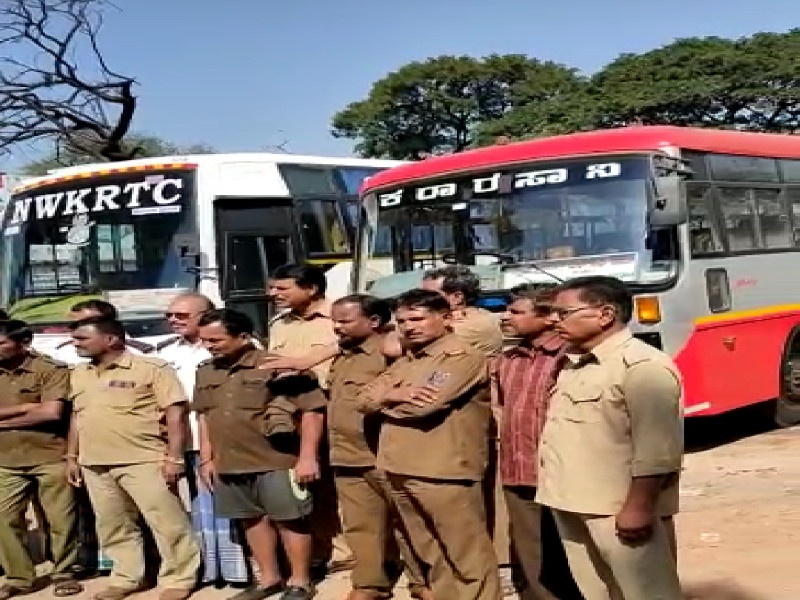 Karnataka bus pulled out from parking | कर्नाटकच्या बसेसला खासगी पार्किंग मालकाने काढले बाहेर