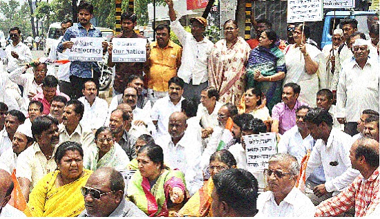 BJP's anti-democracy protest in Kolhapur: Congress's demonstrations | भाजपच्या लोकशाहीविरोधी कृत्याचा कोल्हापुरात निषेध : काँग्रेसची निदर्शने