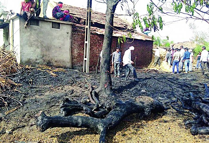 Two jam fire in Mohabbale village | मोहबाळा गावात दोन गोठ्यांना आग
