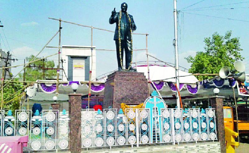 Dr. Babasaheb Ambedkar's statue fetched fifty | डॉ. बाबासाहेब आंबेडकरांच्या पुतळ्याला झाले अर्धशतक