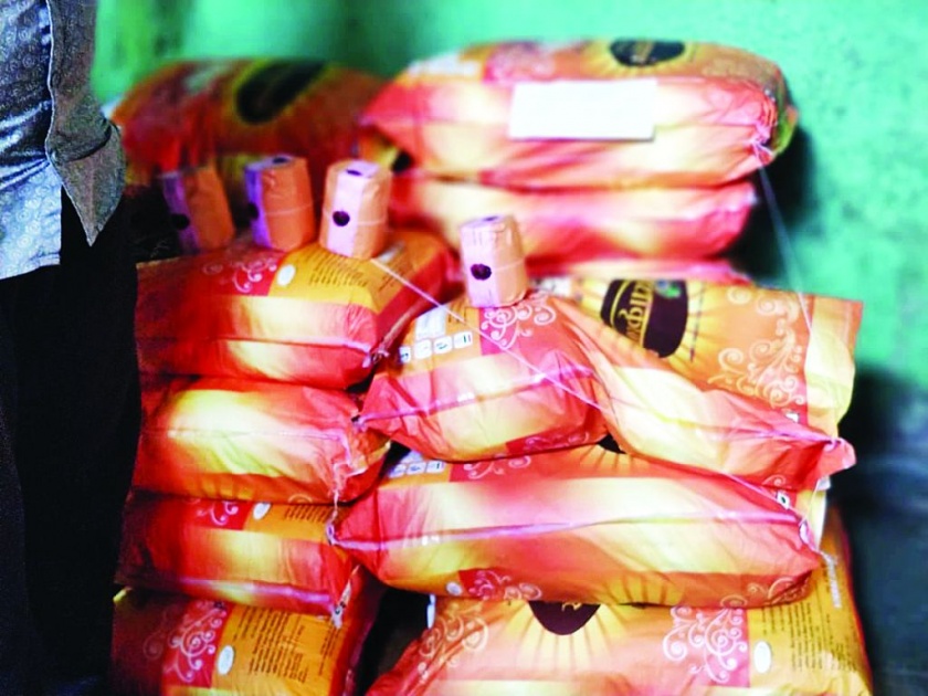 Confiscated sweets stock made of palm oil, milk powder adulterated! | पाम तेल, दूध पावडरची भेसळ करून बनविलेल्या मिठाईचा साठा जप्त!
