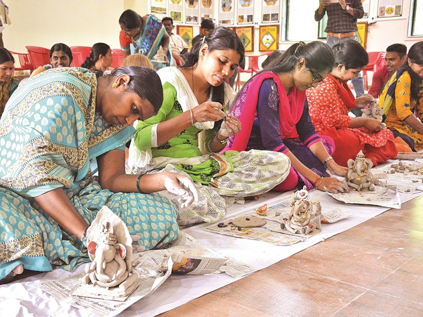  Ganapati Bappa was made by hands workshop of employees | रोपे तयार करणाऱ्या हातांनी घडविले गणपती बाप्पा!