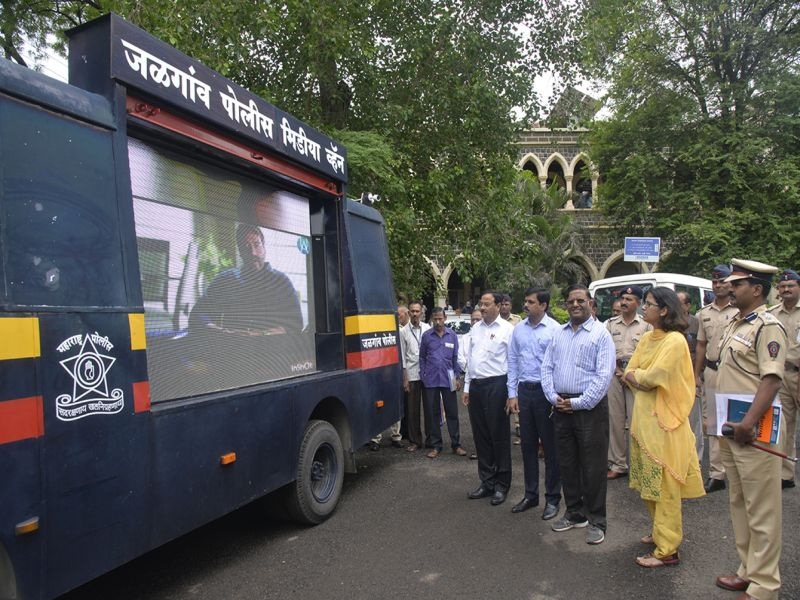 Polling through Jalgaon Police Media Van | जळगावात पोलीस मीडिया व्हॅनच्या माध्यमातून मतदान