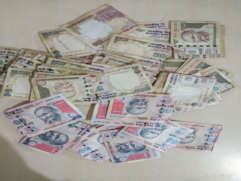 Post-currency notes in Jalgaon | जळगावात सापडल्या चलनातील बाद नोटा