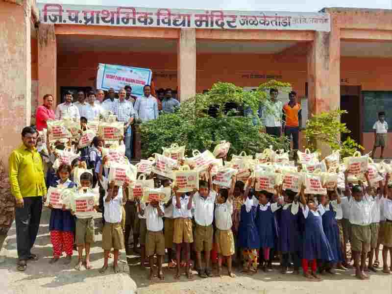 Distribution of educational material to students of Jalkitanda District School | जळकेतांडा जि.प.शाळेतील विद्यार्थ्यांना शैक्षणिक साहित्य वाटप
