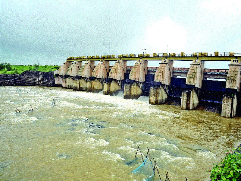 Dissemination of the dam declined | धरणातून विसर्ग घटला