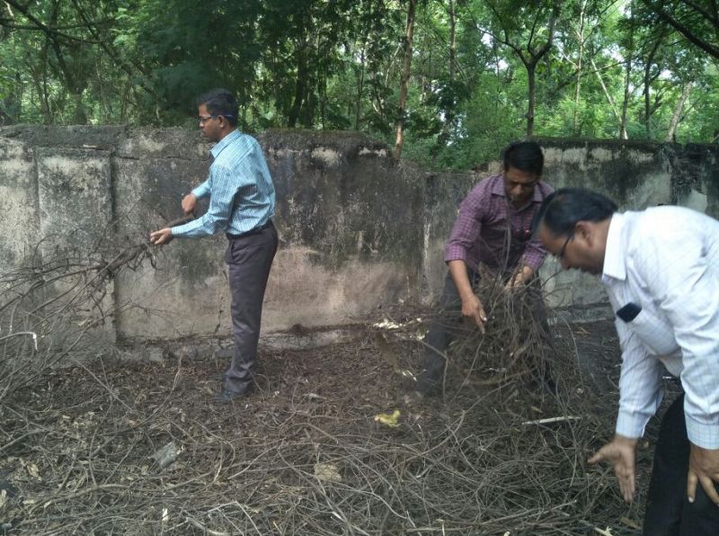 A cleanliness campaign organized by the officer, officer in Dhule Zilla Parishad | धुळे जिल्हा परिषदेत अधिकारी, पदाधिकाºयांनी राबविली स्वच्छता मोहीम