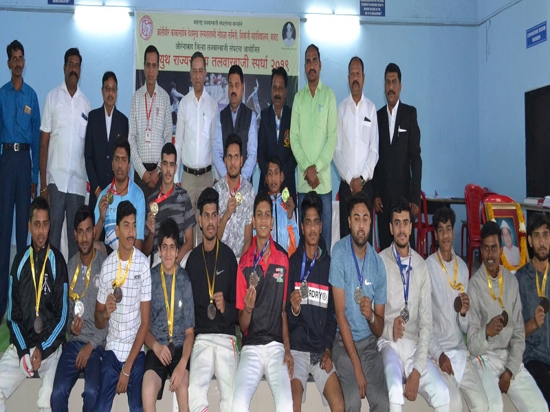 Aurangabad gold medal in the State Fencing Championship | राज्य तलवारबाजी स्पर्धेत औरंगाबादला सांघिक सुवर्ण