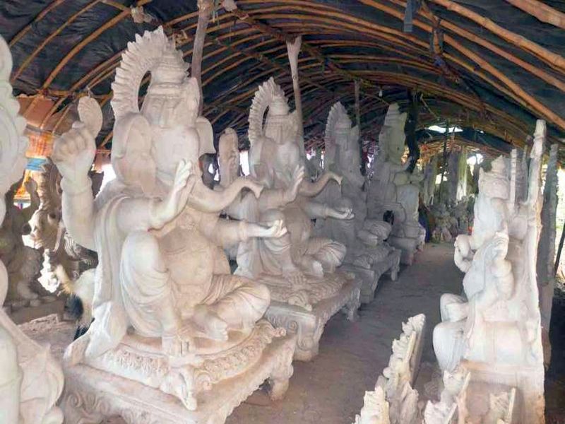 More speed for the work of making Ganesha idols, raising the hopes of sculptors | गणेशमूर्ती बनवण्याच्या कामाला अधिक गती , मूर्तिकारांच्या आशा पल्लवित