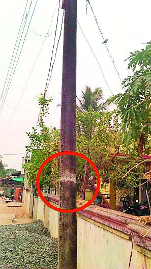 Partially damaged power pole is dangerous | अर्धवट तुटलेला वीज खांब धोकादायक