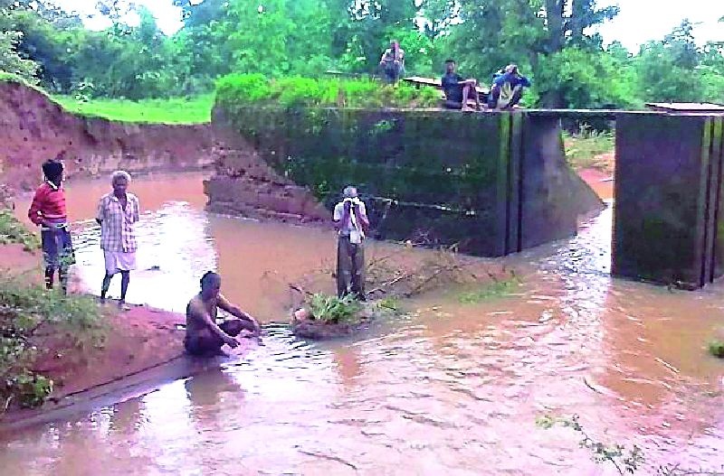 The irrigation dam at Tukum spilled | तुकूम येथील सिंचन बंधारा फुटला