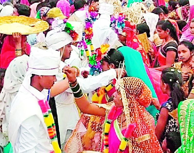 52 couples married in the dustbin | धमदीटोलात ५२ जोडपी विवाहबद्ध