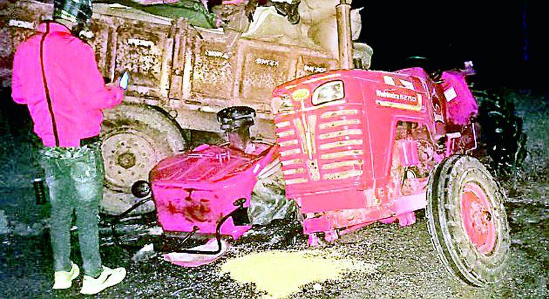 Heavy collision between car and tractor, two injured, tractor broke into three pieces | कार आणि ट्रॅक्टरची जोरदार धडक, दोघे जखमी, ट्रॅक्टरचे झाले तीन तुकडे