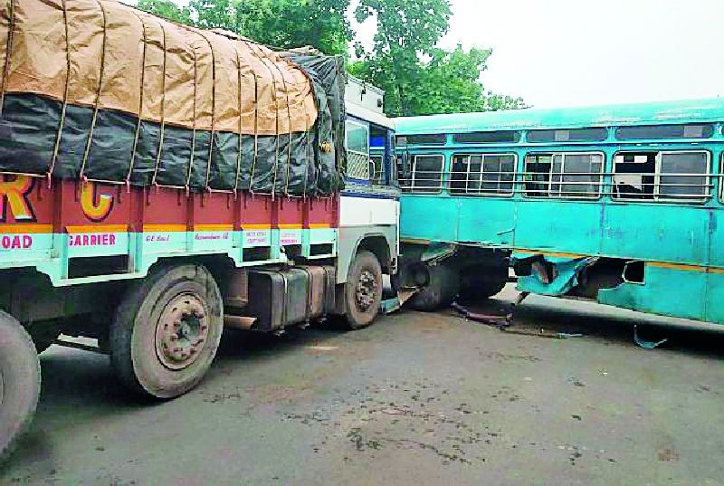 The bus hit the truck | ट्रकची बसला धडक