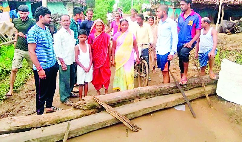 Villagers 'Rasta Stop' agitation for road repairs | रस्ता दुरुस्तीसाठी गावकऱ्यांचे ‘रास्ता रोको’ आंदोलन