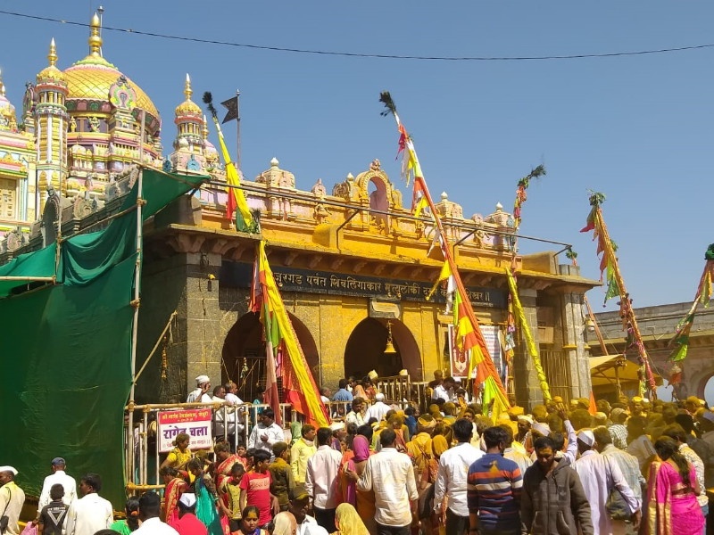 Lakhs of devotees take a darshan in jejuri due to Chaitra Purnima | जेजुरीत यळकोट यळकोट जय मल्हार च्या जयघोषात चैत्र पोर्णिमेनिमित्त लाखो भाविकांनी घेतले दर्शन 