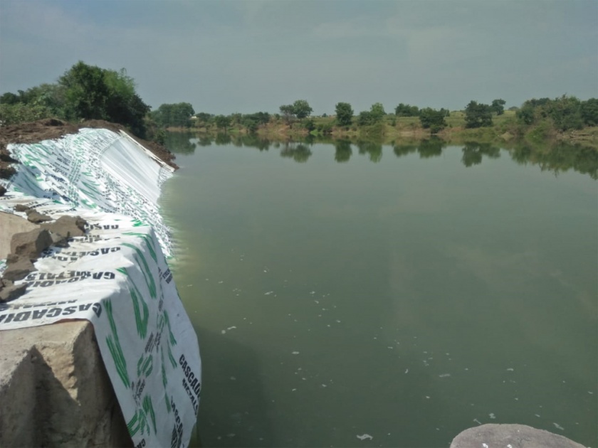 The dam was repaired by collecting Rs. 1.5 lakh from the public share | लोकसहभागातून साडेचार लाख रुपये गोळा करून दुरुस्त केला बंधारा