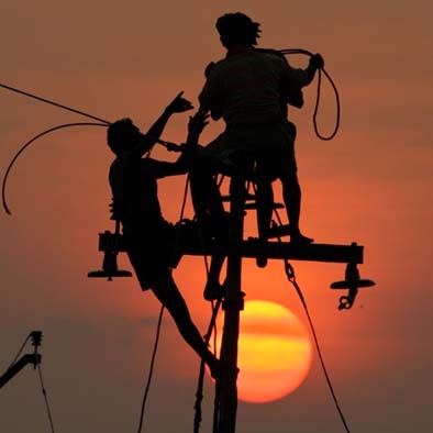 The power supply of 52 villages cut | बावन्न गावांचा वीजपुरवठा तोडला