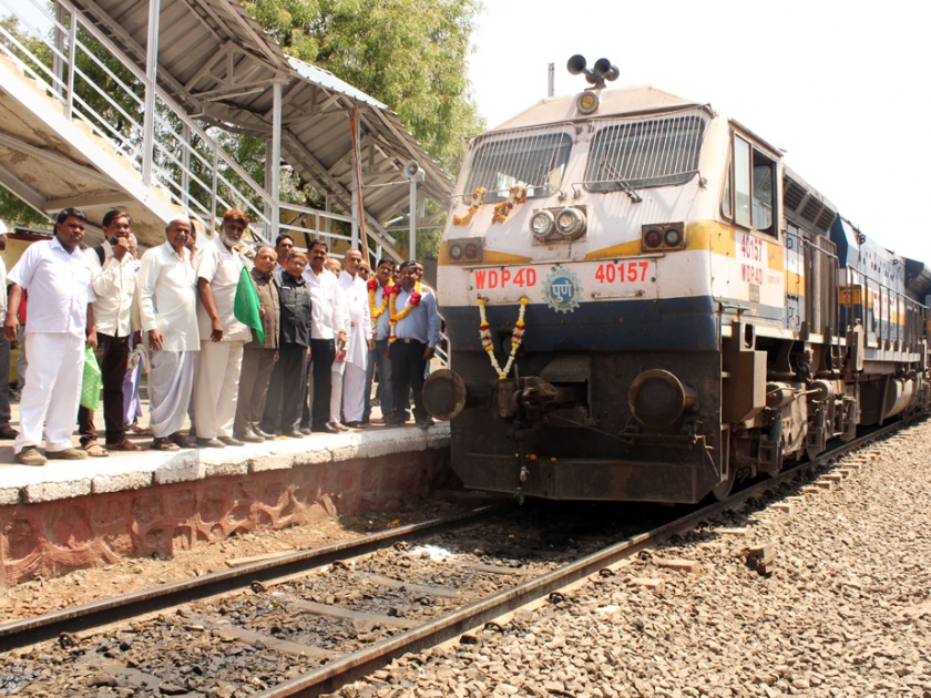 Welcome to Maralawada Kranti Express in Jalna | जालन्यात मराठवाडा क्रांती एक्स्प्रेसचे जल्लोषात स्वागत