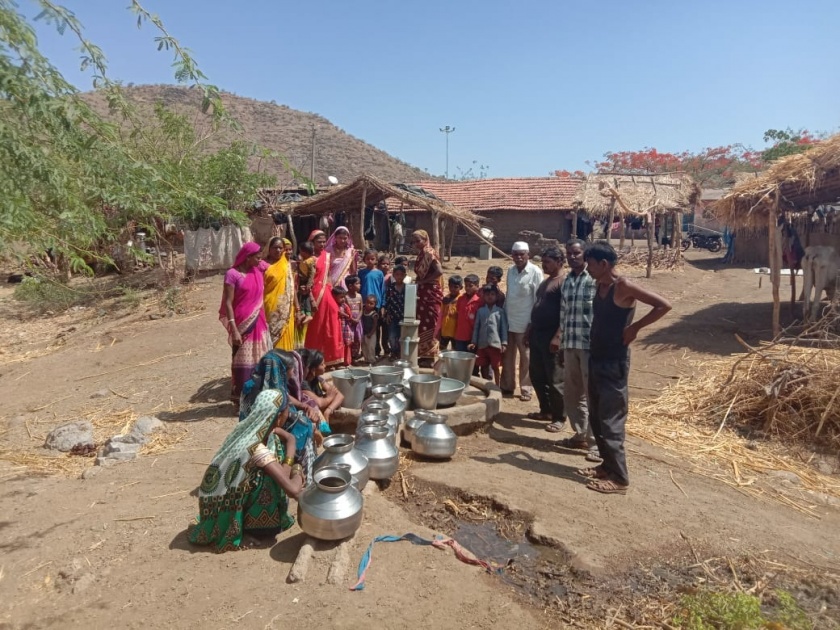  Kikavari Budruk was in the situation of women due to water scarcity | किकवारी बुद्रुकला पाणीटंचाईमुळे महिलांचे हाल