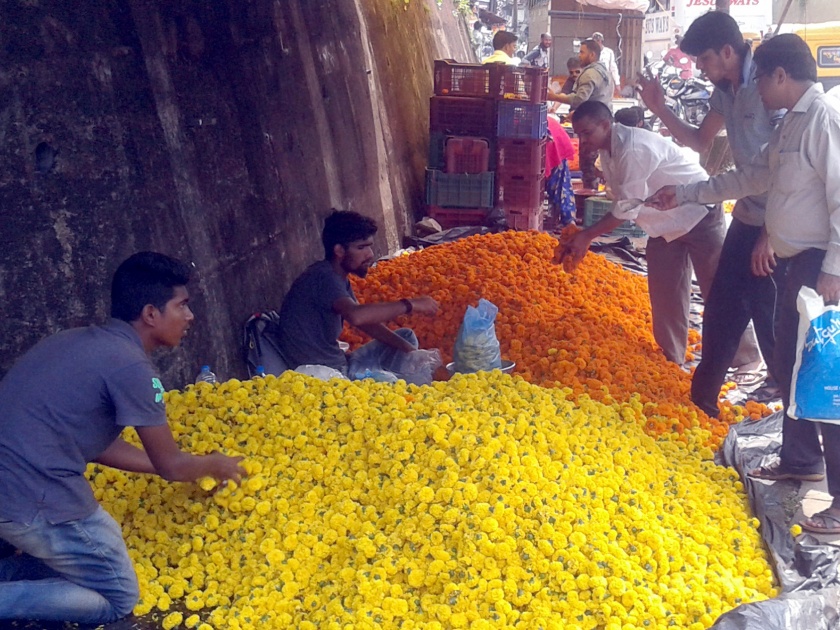 Sawantwadi Bazaar to buy Diwali Gajabaj | दिवाळीच्या खरेदीसाठी सावंतवाडी बाजारपेठेत गजबज