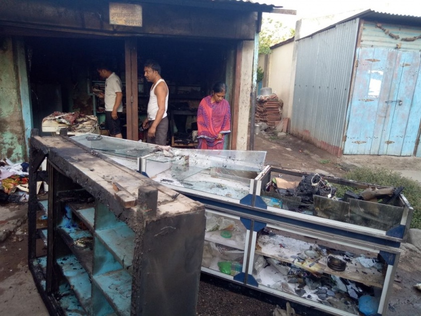 Satara: A fire in the laundry and stationery shops in khatav | सातारा : खटावमध्ये लॉन्ड्री व स्टेशनरी दुकानाला आग