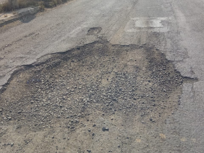  Road sieve due to falling pits | खड्डे पडल्यामुळे रस्त्याची चाळण
