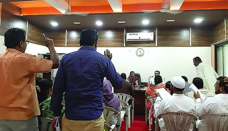Controversy over corruption in Khamgaon municipal council meeting! | भ्रष्टाचारावरून खामगाव नगर पालिकेच्या सभेत वादंग!