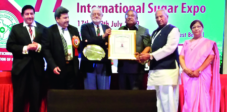 Lifetime Achievement Award to Prakash Awade | प्रकाश आवाडे यांना जीवनगौरव पुरस्कार प्रदान