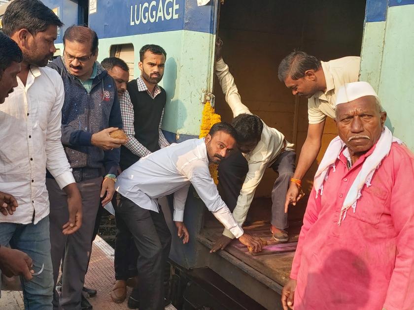  From Lasalgaon to Mumbai, the train leaves vegetable | लासलगावहून मुंबईला रेल्वेने भाजीपाला रवाना