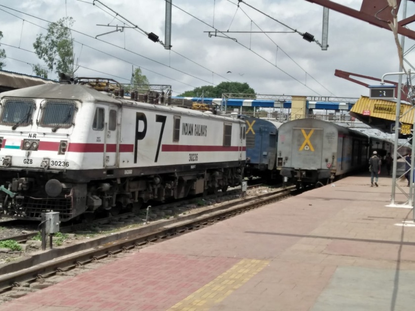 Stop all four trains at Manmad railway station | चारही गाड्यांना मनमाड रेल्वे स्थानकावर थांबा