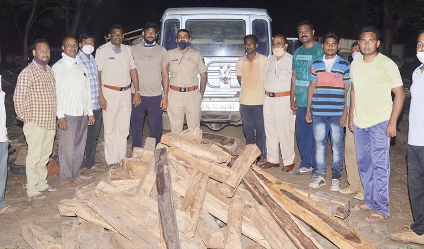 Four lakh worth of goods confiscated along with wood | लाकूडसह चार लाखाचा मुद्देमाल जप्त