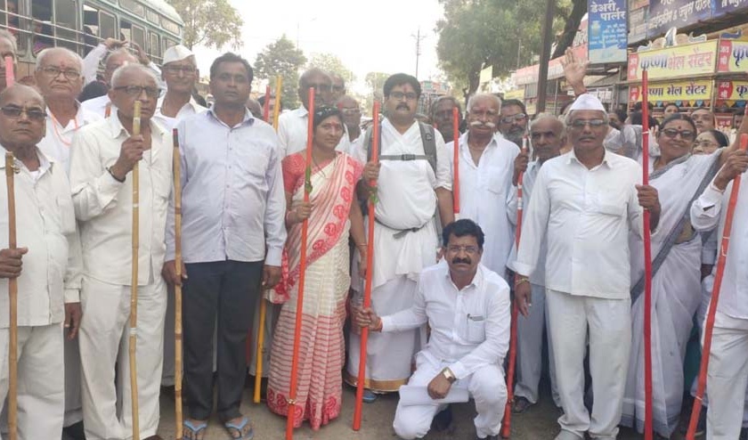 Devotees depart from martyrdom for Narmada tour | नर्मदा परिक्रमेसाठी शहाद्यातून भाविक रवाना