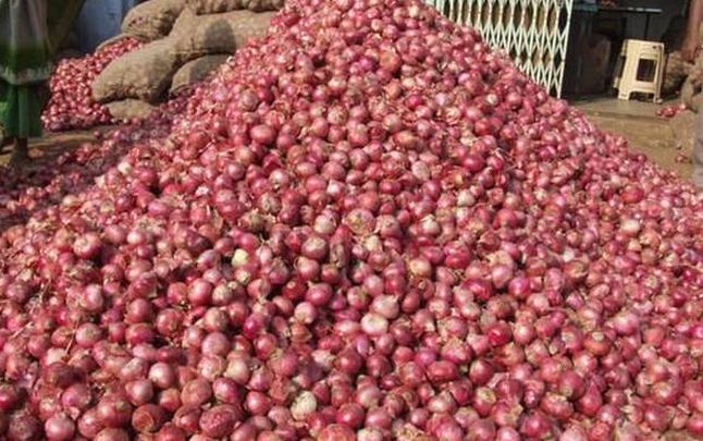 Falling onion prices led to farmers: | कांद्याचे दर घसरल्याने शेतक:यांचे झाले वांदे