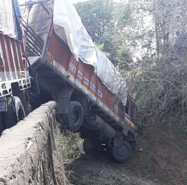 Accident near Pechridev collided with a truck on the bridge | पुलाच्या कठडय़ावर ट्रक आदळून पेचरीदेवजवळ अपघात