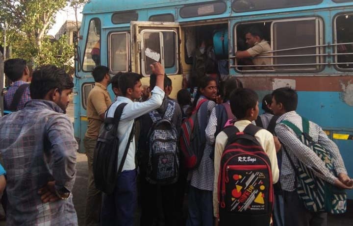 Take a half-an hour bus stop at Sarangkheda | सारंगखेडा थांब्यावर बसचा दीड तास खोंळबा
