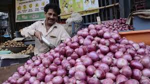 High prices for summer onions | अभोण्यात उन्हाळ कांद्यास उच्चांकी भाव